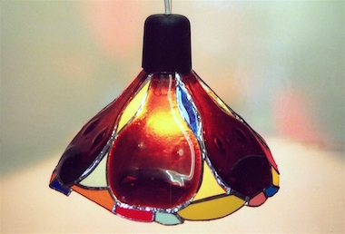 Lampa z roztavených lahví