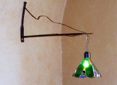 Lampa z roztavených lahví